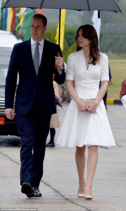 Per la partenza dal Buthan, ritorno allo stile bon ton tipico di Kate, con gonna e top Alexander McQueen, già precedentemente indossati.