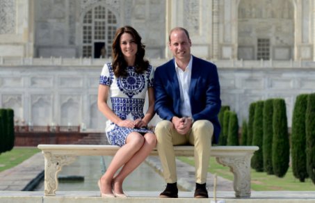 Giorno 7. L'ultimo giorno i Duchi si sono recati in visita al Taj Mahal, e Kate ha indossato quest'abito molto bello, bianco e blu con gonna al ginocchio, Naeem Khan Resort.