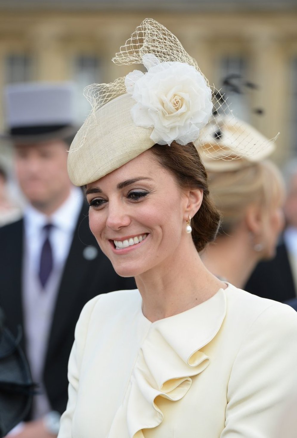 24 maggio 2016. Kate ha indossato anche lo stesso cappello di Jane Taylor, con un grande fiore e veletta, dello stesso color crema del resto dell'outfit. Diversamente dal Battesimo di George, aveva i capelli raccolti.
