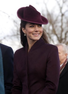 Natale 2011: per il suo primo Natale con la famiglia reale, Kate ha scelto un Look studiatissimo e sofisticato, con un cappotto realizzato su misura e un cappello Jane Corbett in un delizioso color prugna