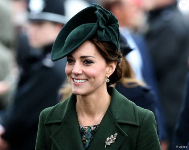 2015: Kate indossava inoltre un nuovo cappello e sotto al cappotto si intravede un abito French Connection con stampa floreale e gonna plissettata.