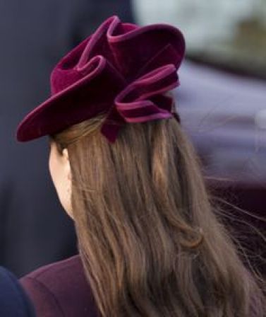 2011: molto bello anche il cappellino Jane Corbett, dello stesso colore dell'abito.