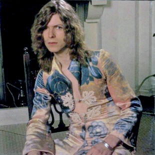 L'immagine di Bowie comincia ad assumere connotati più glam, anche grazie alle idee della moglie Angie.