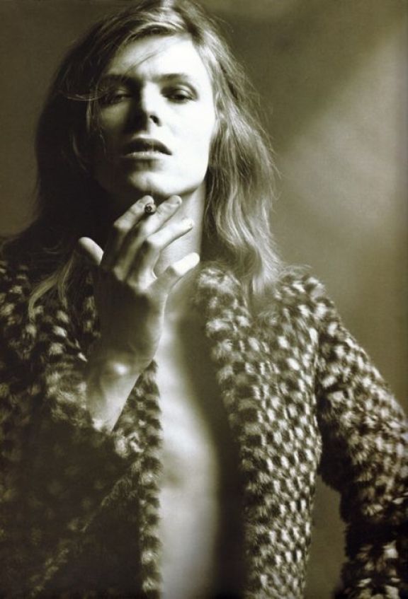 La copertina dell'album successivo, Hunky Dory, presenta una rielaborazione grafica di una fotografia di Bowie, ritratto ancora una volta in una posa molto femminile, con addosso una giacca della moglie.