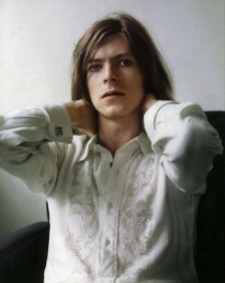 In un'altra serie di scatti per l'album, Bowie indossa una camicia bianca ricamata e pantaloni a campana color cammello.