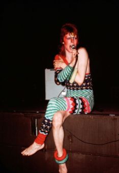 Bowie indossò questa tuta asimmetrica disegnata da Yamamoto durante l'Aladdin Sane tour, nel 1973