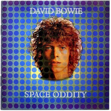 non è il primo album di David, ma è il primo che gli fa ottenere una certa notorietà. Siamo alla fine degli anni Sessanta e sulla copertina Bowie è ritratto con dei riccciolini dorati che gli conferiscono un'aria angelica, anche se "turbata" dal suo sguardo particolare.