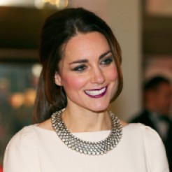 ...e devo dire che mi piace molto come le sta questo rossetto vinaccia, un po' scuro (sicuramente non piacerebbe alla regina!!!), ma che rende Kate più misteriosa e affascinante!