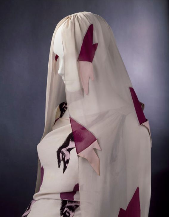 Tears Dress, 1938, Circus Collection, Victoria and Albert Museum, Londra.