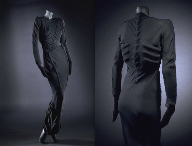 Skeleton Dress, 1938. L'abito da sera, con inserti trapuntati che simulano sporgenze ossee, creò scandalo tra i contemporanei.