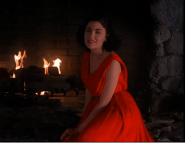 Nella penultima puntata, vediamo Audrey con un bellissimo abito rosso plissettato.