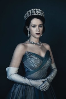 QUEEN ELIZABETH II. La protagonista assoluta della serie è ovviamente Sua Altezza Reale Elisabetta II, interpretata da una Claire Foy che assomiglia più all'immagine mentale che abbiano di Elisabetta che alle sue reali fattezze. Ma la sua interpretazione risulta estremamente credibile.