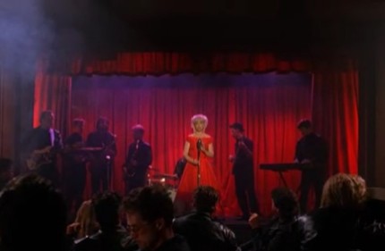 Con la sua voce flebile e il suo abito rosso fuoco (colore ricorrente nella serie), Julee è protagonista di una delle scene più iconiche di TP