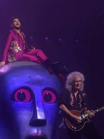 Killer Queen. Lambert canta dalla sommità della testa del robot Frank. [Lorenzo Paulon, via @Queen Forever Blog]