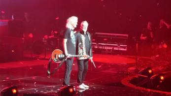 Brian e Roger si prendono i saluti finali [Monia Fila via @Queen Forever Blog]
