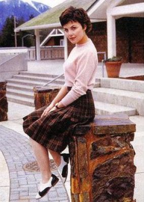 All'inizio Audrey si presenta con un innocente look da liceale ispirato agli anni '50, che però verrà abbandonato entro le prime puntate.