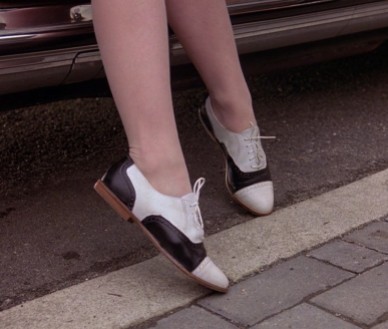 Un indice della sua vera personalità si vede nell'episodio delle scarpe, che Audrey cambia con un paio di audaci decolletè rosse non appena arriva a scuola.