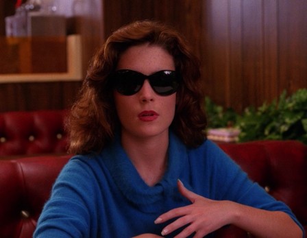 Gli occhiali di Laura segnalano in Donna un cambiamento verso uno stile da donna più matura, sia negli atteggiamenti che nell'abbigliamento.