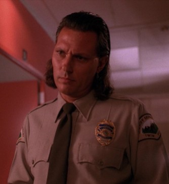 Hawk fa parte della polizia di Twin Peaks ed è un nativo americano.