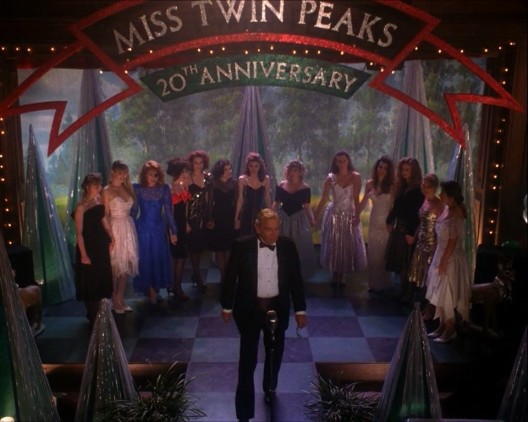A Twin Peaks viene indetto un concorso per eleggere la più bella della città. Tutte le ragazze indosseranno il loro abito più bello e si esibiranno in numeri di cabaret piuttosto imbarazzanti.