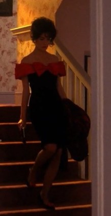 Tubino nero con fioccone rosso fuoco scelto da Donna per presentarsi al concorso di Miss Twin Peaks