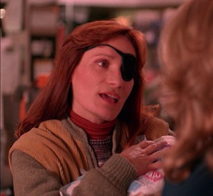 Decisamente meno affascinante di altre donne nella serie, Nadine Hurley si caratterizza per la benda che le copre l'occhio sinistro
