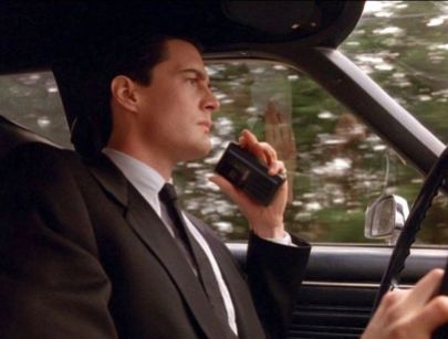 Cooper è interpretato magistralmente da Kyle MacLachlan. La prima volta che compare nella vicenda lo vediamo al volante della sua auto mentre raggiunge Twin Peaks.