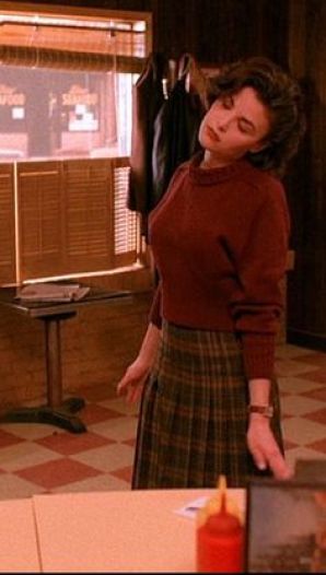 allvip.us Sherilyn Fenn as Audrey Horme in Twin Peaks pilot 1990