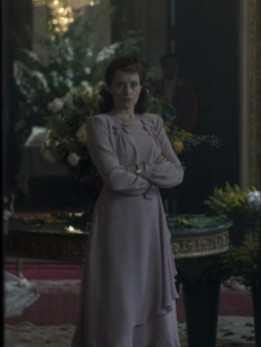 Clare Foy in una delle prime scene della prima puntata