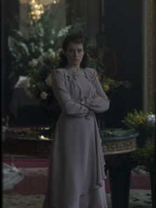 Serie: Claire Foy in un abito che ricalca esattamente quello del fidanzamento ufficiale di Elisabetta