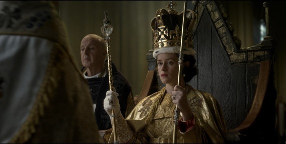 Elisabetta II con i simboli del potere, Corona, scettro e globo, durante la solenne incoronazione
