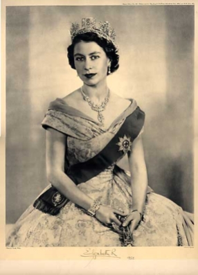 La vera regina Elisabetta, dall'aspetto altero anche da molto giovane, ma sempre elegantissima.