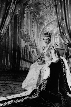 La Regina Elisabetta II in una foto ufficiale per la sua inzoronazione