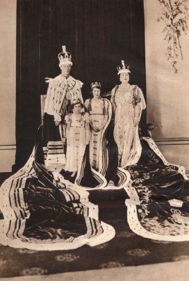 Elisabetta e Margareth con i genitori nel giorno dell'incoronazione di Giorgio VI