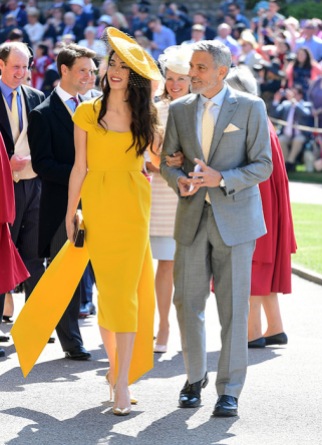 Amal e George Clooney. lei estremamente chic, in Stella McCartney. Ph. Ian West - WPA Pool/Getty Images