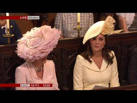 la duchessa era seduta accanto a Camilla, in rosa e con un enorme cappello, con una punta di ironia