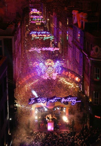 Illuminazioni di Natale dedicate ai Queen a Carnaby Street