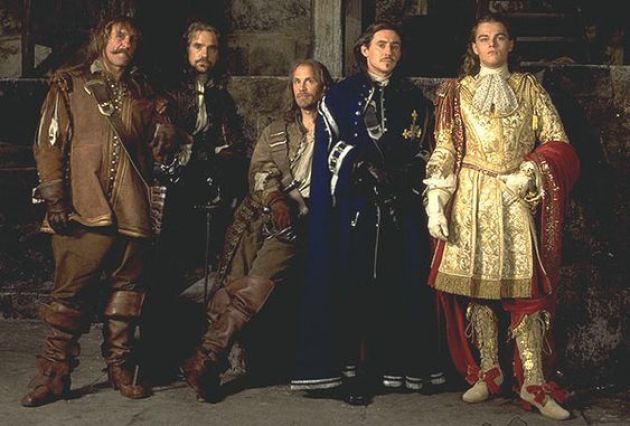 Luigi XIV con i tre moschettieri e D'Artagnan nel film La Maschera di Ferro, 1998.