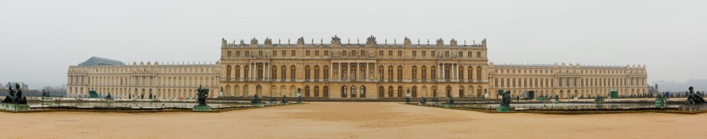 Panoramique_Château_de_Versailles_depuis_le_parc.jpg