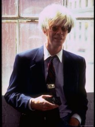 David Bowie interpreta Andy Warhol in Basquiat, 1996.