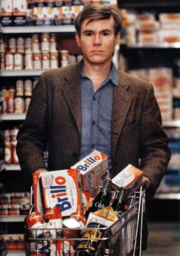 Un giovane Warhol mentre riempie il carrello della spesa di scatole Brillo, che saranno da lui ricreate in una delle sue opere più famose, Brillo Boxes