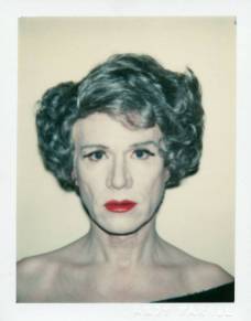 Autoritratto Polaroid vestito da donna