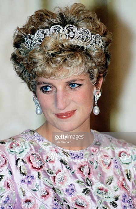 Gli orecchini sono stati indossati in vari occasioni anche da Lady Diana, ma le perle sono state sostituite con un paio di dimensioni più piccole