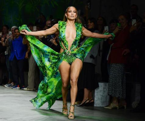 Jennifer Lopez chiude la sfilata di Versace, Milano, 20 settembre 2019 (ANSA)